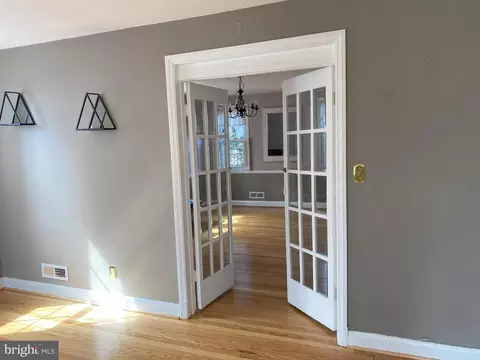 Entry Way - 320 Lambeth, Catonsville, MD 21228 photo 2 of 6