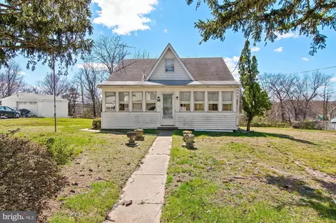911 Essex Ave, Essex, MD 21221