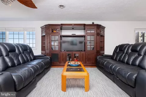 Living - 2822 Bay Dr, Sparrows Point, MD 21219 photo 3 of 7