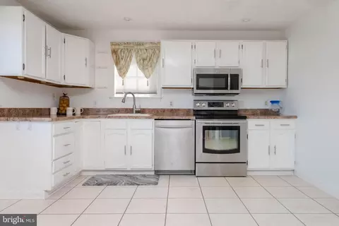 Kitchen - 2822 Bay Dr, Sparrows Point, MD 21219 photo 1 of 5