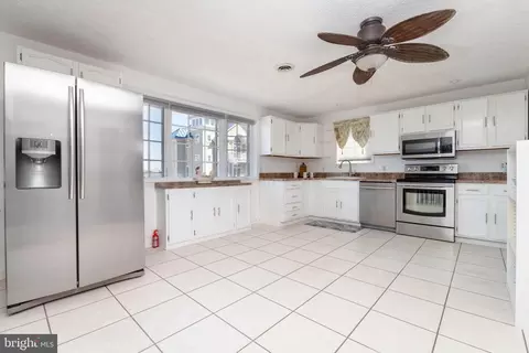 Kitchen - 2822 Bay Dr, Sparrows Point, MD 21219 photo 3 of 5