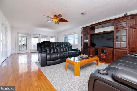 Living - 2822 Bay Dr, Sparrows Point, MD 21219 photo 2 of 7