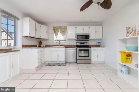 Kitchen - 2822 Bay Dr, Sparrows Point, MD 21219 photo 2 of 5