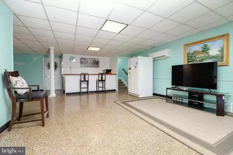 Living - 2822 Bay Dr, Sparrows Point, MD 21219 photo 4 of 7