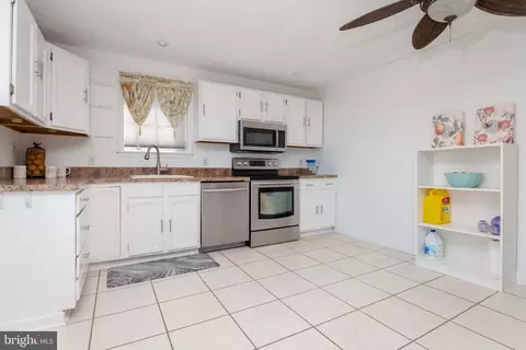 Kitchen - 2822 Bay Dr, Sparrows Point, MD 21219 photo 4 of 5