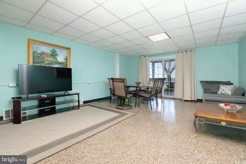 Living - 2822 Bay Dr, Sparrows Point, MD 21219 photo 6 of 7