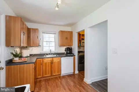 Kitchen - 2923 Illinois, Baltimore Highlands, MD 21227 photo 5 of 8