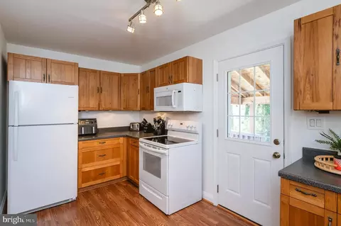 Kitchen - 2923 Illinois, Baltimore Highlands, MD 21227 photo 3 of 8