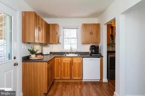 Kitchen - 2923 Illinois, Baltimore Highlands, MD 21227 photo 6 of 8