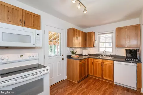 Kitchen - 2923 Illinois, Baltimore Highlands, MD 21227 photo 7 of 8