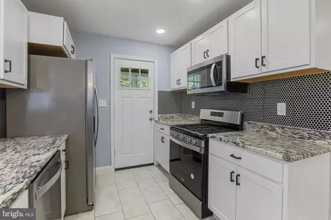 Kitchen - 8 Oakwood Rd, Dundalk, MD 21222 photo 4 of 5