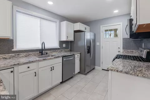Kitchen - 8 Oakwood Rd, Dundalk, MD 21222 photo 3 of 5
