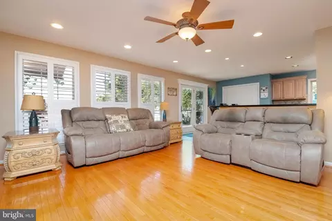 Living - 8920 Avenue B, Sparrows Point, MD 21219 photo 1 of 7