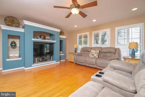 Living - 8920 Avenue B, Sparrows Point, MD 21219 photo 3 of 7