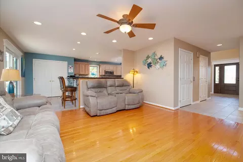 Living - 8920 Avenue B, Sparrows Point, MD 21219 photo 2 of 7