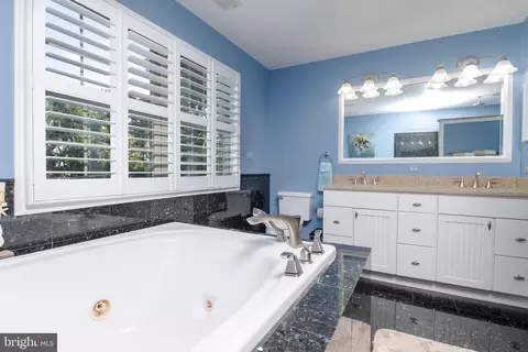 Bath - 8920 Avenue B, Sparrows Point, MD 21219 photo 4 of 10