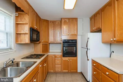 Kitchen - 979 Stormont Cir, Halethorpe, MD 21227 photo 2 of 5