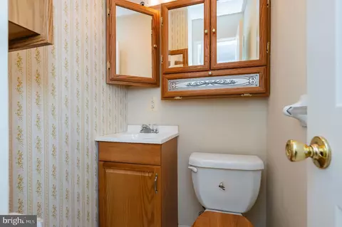 Bath - 979 Stormont Cir, Halethorpe, MD 21227 photo 1 of 2