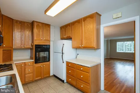 Kitchen - 979 Stormont Cir, Halethorpe, MD 21227 photo 3 of 5