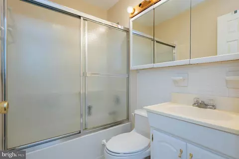 Bath - 979 Stormont Cir, Halethorpe, MD 21227 photo 2 of 2