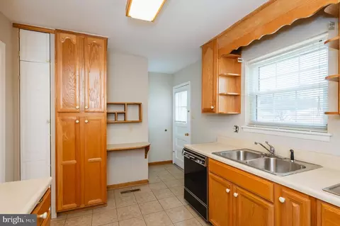 Kitchen - 979 Stormont Cir, Halethorpe, MD 21227 photo 5 of 5
