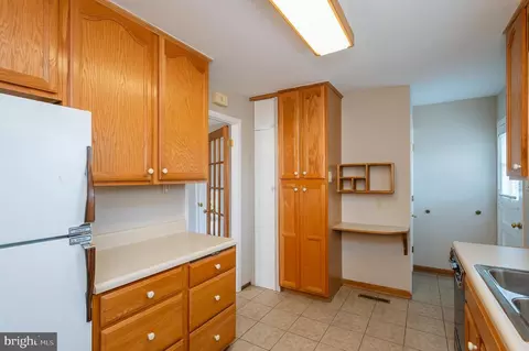 Kitchen - 979 Stormont Cir, Halethorpe, MD 21227 photo 4 of 5