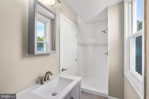 Bath - 433 Schwartz Ave, Baltimore, MD 21212 photo 2 of 4