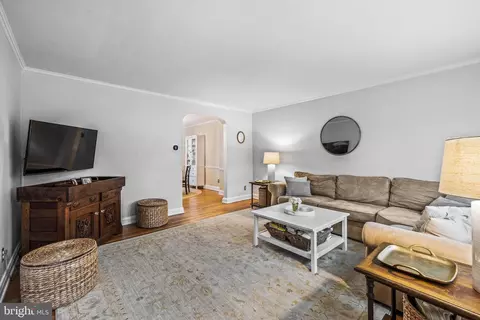 Living - 211 Overbrook Rd, Baltimore, MD 21212 photo 1 of 6