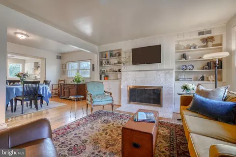 Living - 807 Ridgeleigh Rd, Baltimore, MD 21212 photo 2 of 7