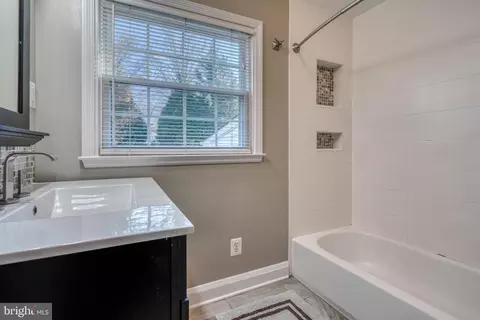 Bath - 807 Ridgeleigh Rd, Baltimore, MD 21212 photo 2 of 7