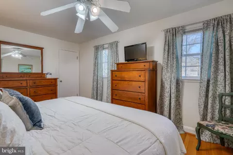 Bedroom - 807 Ridgeleigh Rd, Baltimore, MD 21212 photo 6 of 8