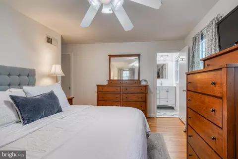 Bedroom - 807 Ridgeleigh Rd, Baltimore, MD 21212 photo 5 of 8