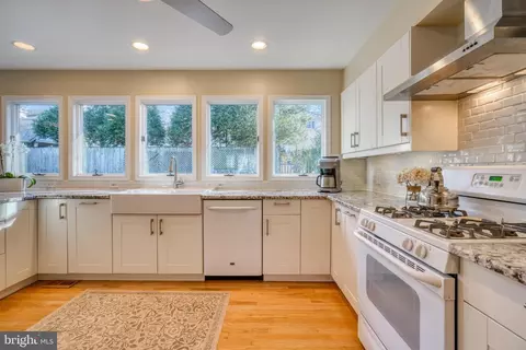 Kitchen - 807 Ridgeleigh Rd, Baltimore, MD 21212 photo 2 of 10
