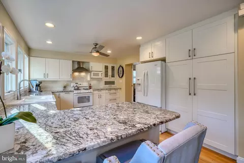 Kitchen - 807 Ridgeleigh Rd, Baltimore, MD 21212 photo 8 of 10