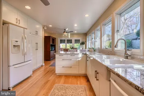 Kitchen - 807 Ridgeleigh Rd, Baltimore, MD 21212 photo 5 of 10