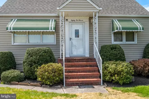 8211 Bear Creek Dr, Dundalk, MD 21222