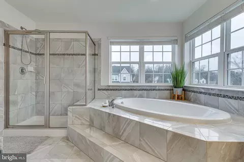Bath - 3006 Bender Ridge Ct, Parkville, MD 21234 photo 3 of 6