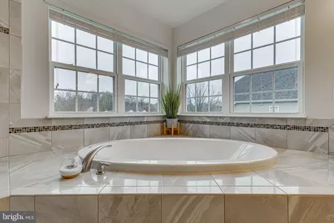 Bath - 3006 Bender Ridge Ct, Parkville, MD 21234 photo 4 of 6