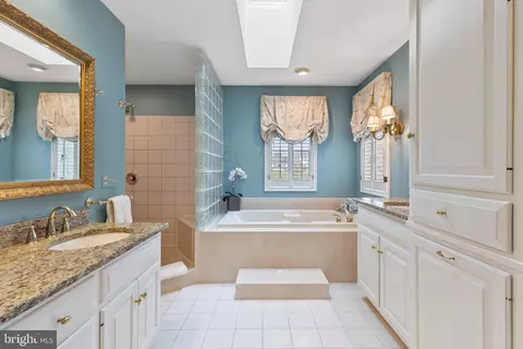Bath - 14005 Manor Rd, Baldwin, MD 21013 photo 2 of 5
