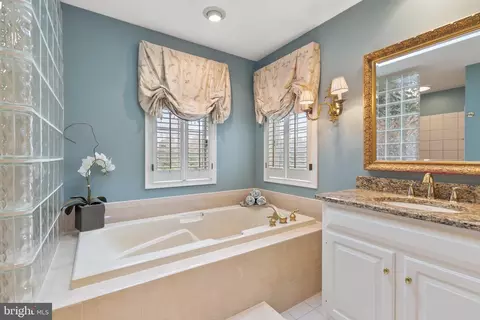 Bath - 14005 Manor Rd, Baldwin, MD 21013 photo 3 of 5