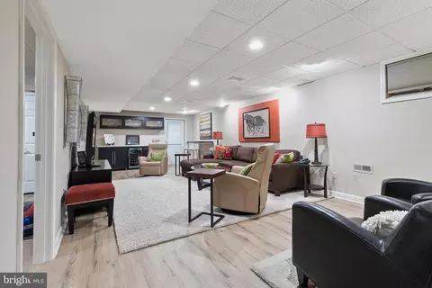 Living - 14005 Manor Rd, Baldwin, MD 21013 photo 4 of 8