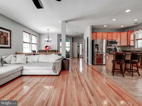 Living - 9627 Biggs Rd, Middle River, MD 21220 photo 4 of 5