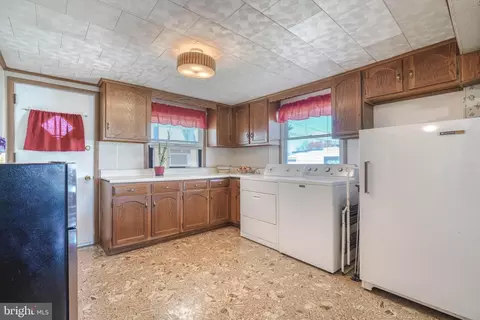Kitchen - 22 Helicopter Dr, Middle River, MD 21220 photo 4 of 5