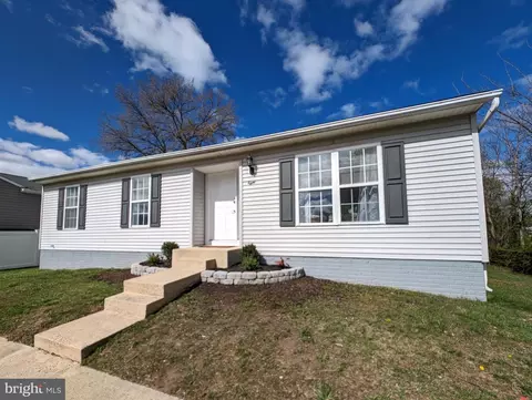 8 Woods Ct, Essex, MD 21221
