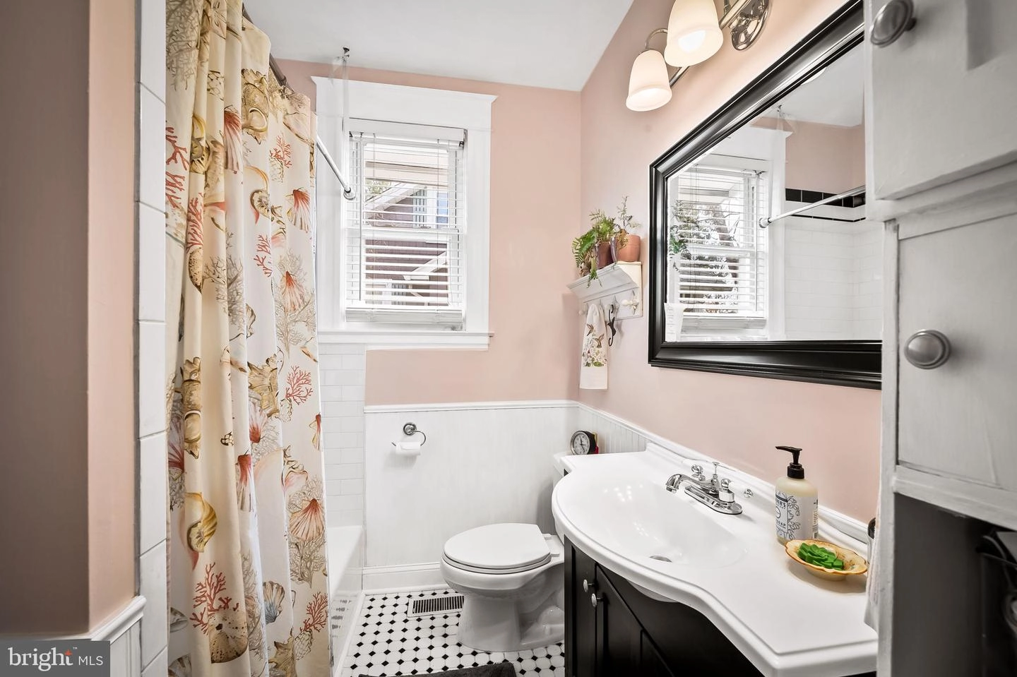 Bath - 1001 Overbrook Rd, Baltimore, MD 21239 photo 1 of 2