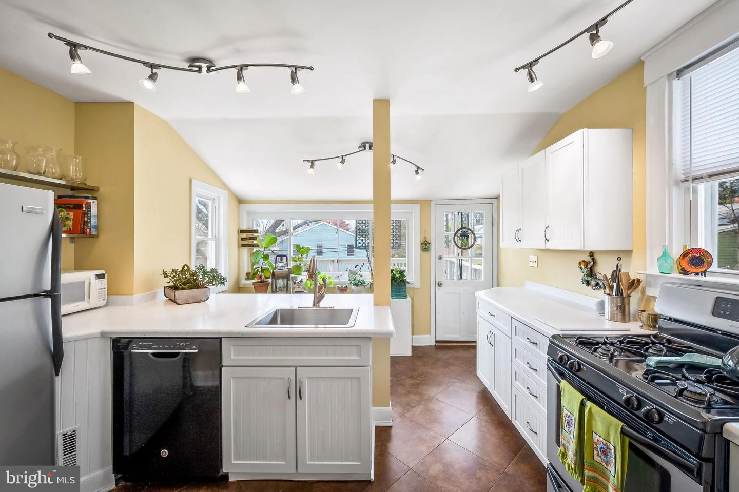 Kitchen - 1001 Overbrook Rd, Baltimore, MD 21239 photo 1 of 2