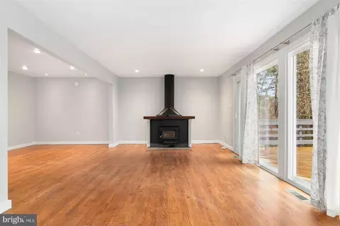 Living - 106 Windblown Ct, Baltimore, MD 21209 photo 2 of 3