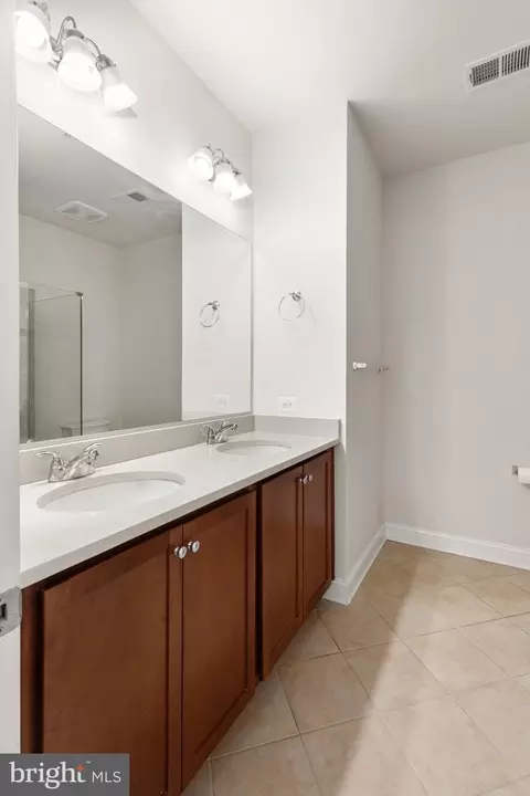 Bath - 9 Willow Ave, Towson, MD 21286 photo 2 of 4