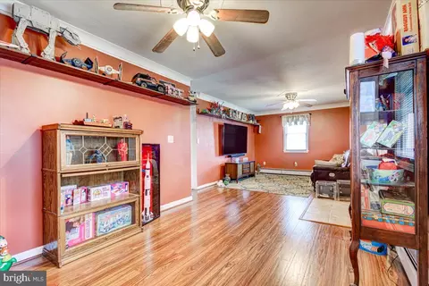 Living - 4132 Eder Rd, Dundalk, MD 21222 photo 4 of 6