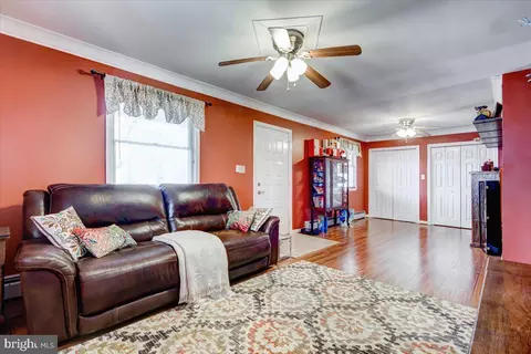 Living - 4132 Eder Rd, Dundalk, MD 21222 photo 3 of 6